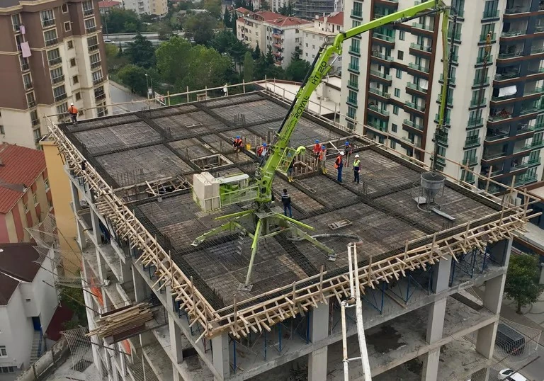 Donatı, kalıp ve beton pompasının bulunduğu betonarme kat imalatı