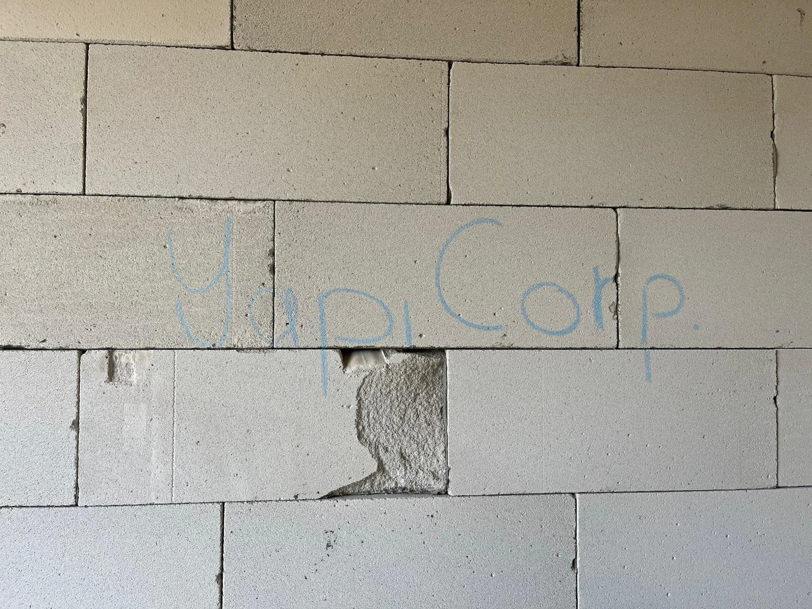 YapıCorp adının yazılı olduğu duvar imalatından saha detayı